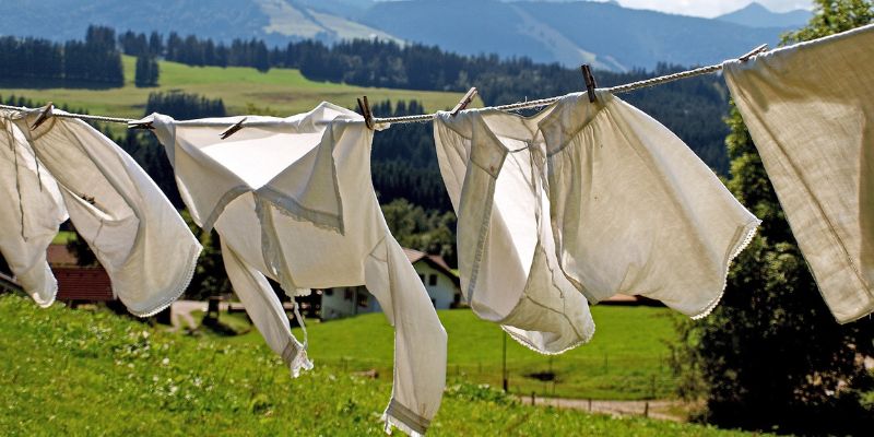 linge en lin qui sèche au soleil